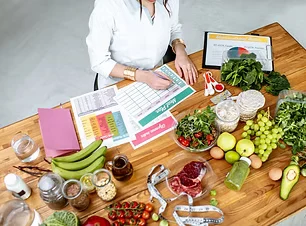 Mesa con comida real, guía de porciones y plan de alimentación
